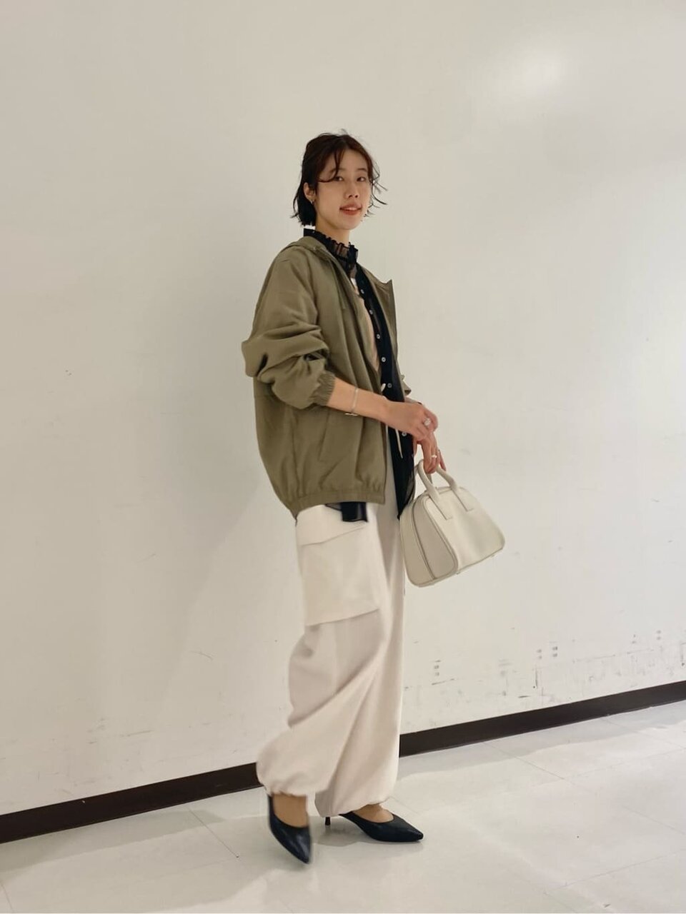 クルーネックニットカーディガンを着用している女性