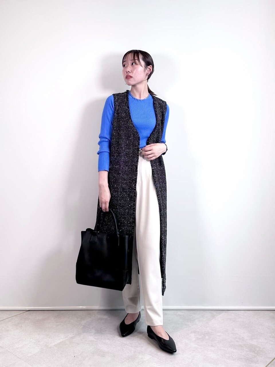 ジレワンピースを着用している女性