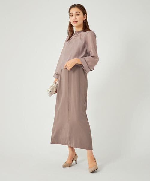 長袖ドレスと着た女性