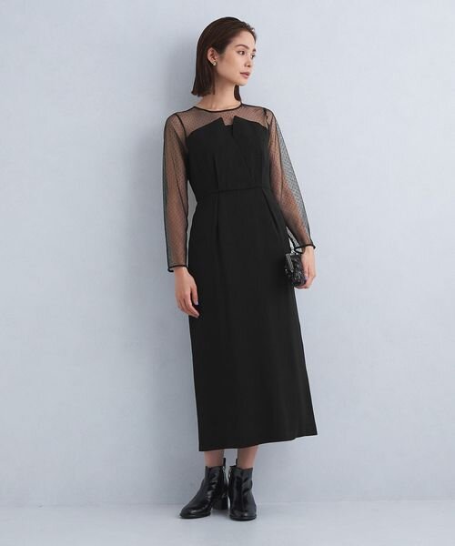 黒のドレスを着た女性