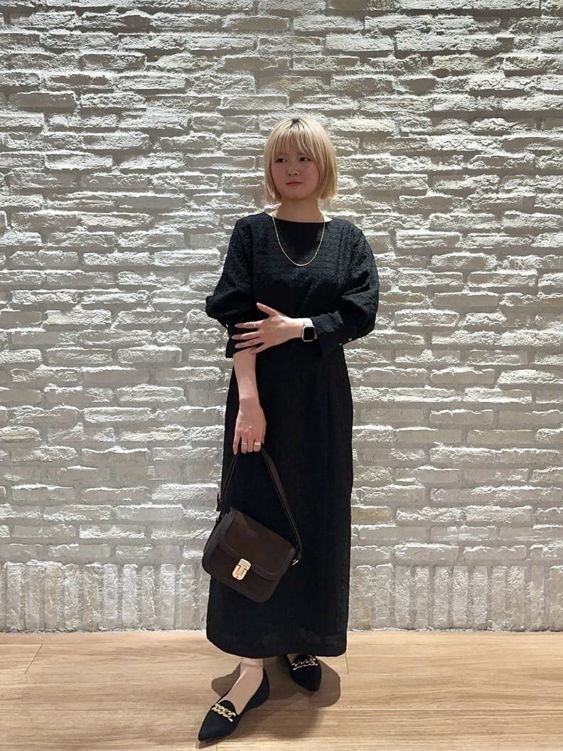 黒のワンピースドレスを着た女性