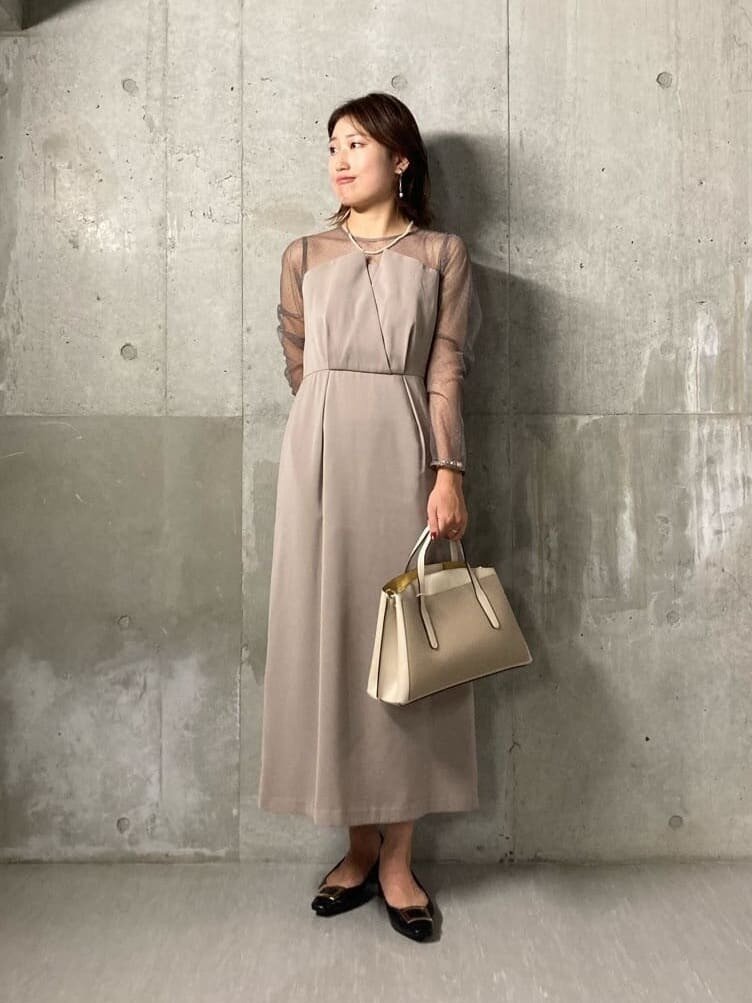 ビスチェ風ドレスを着た女性