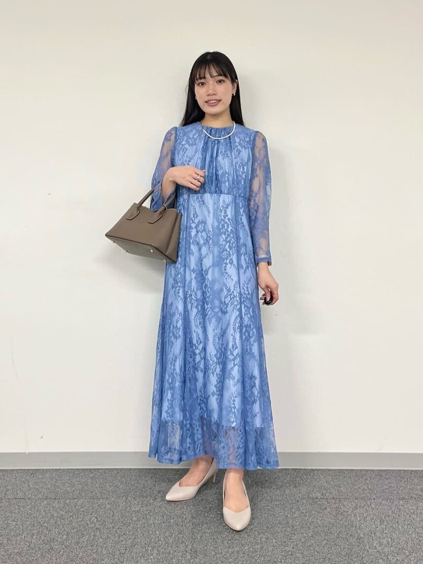 明るいブルーのドレスを着た女性