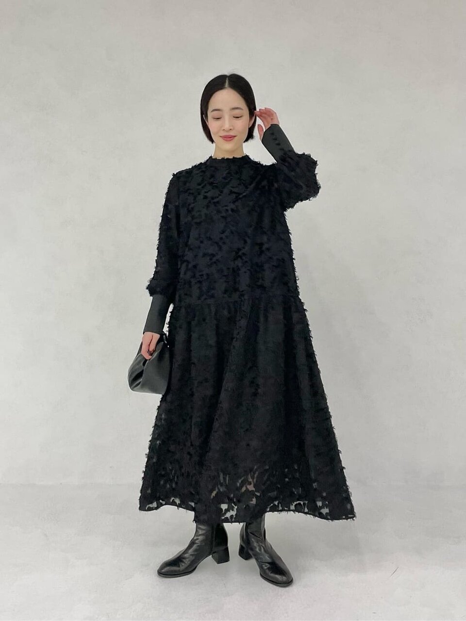 フリンジ付きのロングワンピースを着た女性