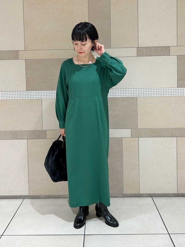 グリーンのドレスを着た女性