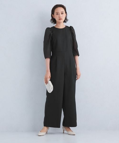 黒のドレスを着た女性