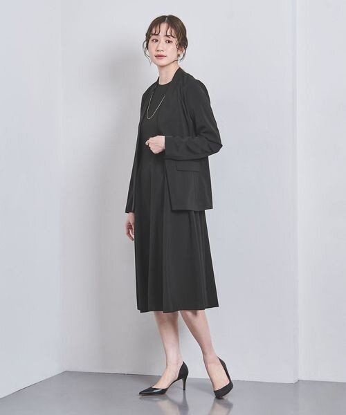 黒のジャケットを着た女性