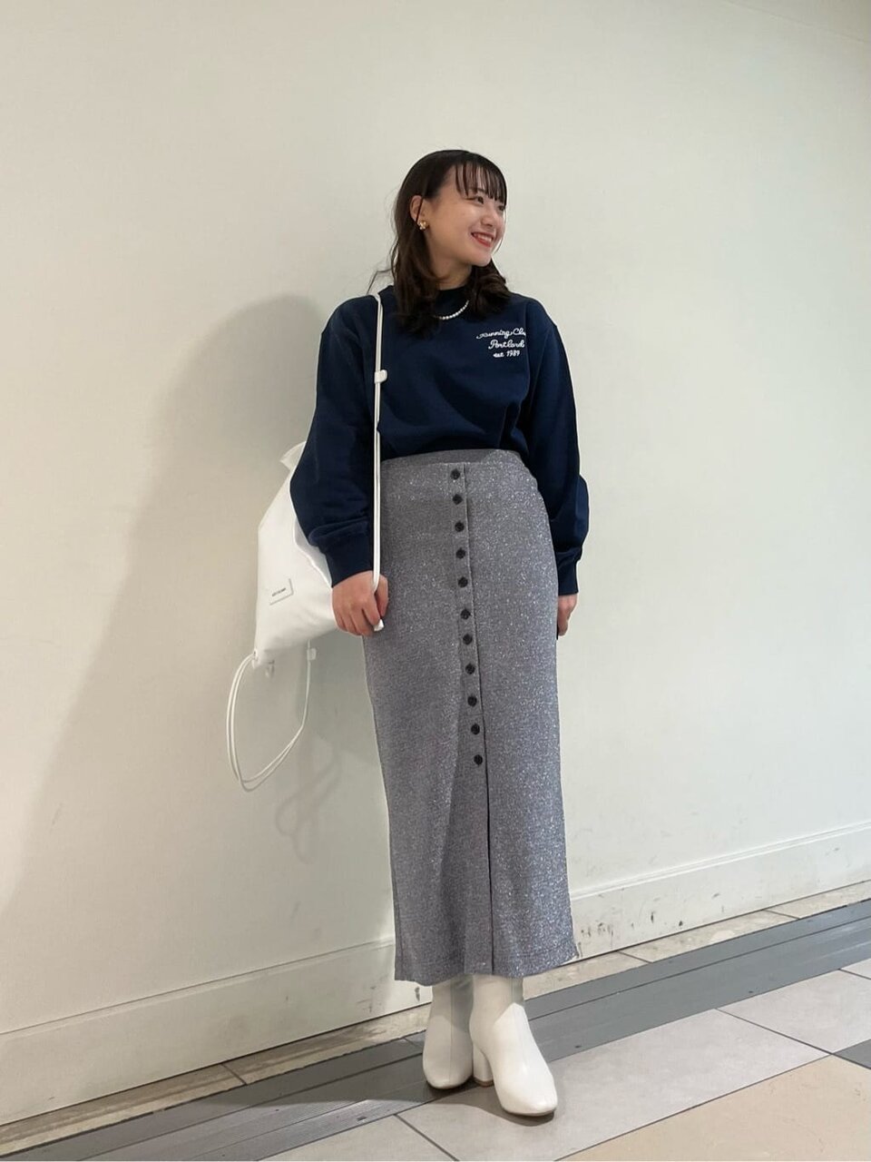 タイトスカートとショートブーツのコーデ