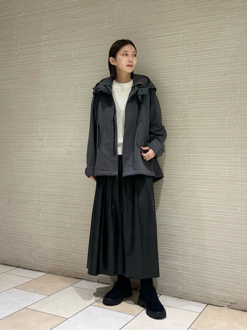 黒のショートブーツ×モッズコート