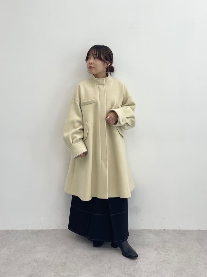 黒のショートブーツ×スタンドカラーコート