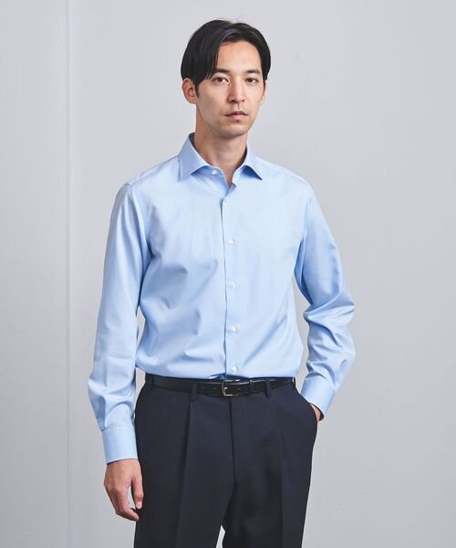 ブルーのシャツを着た男性