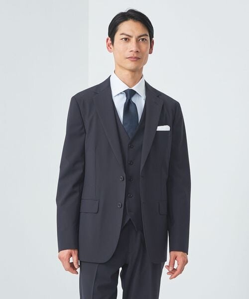TVフォールドでチーフを挿したスーツの男性