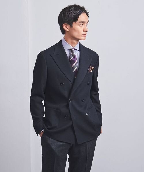 6つボタンダブルのスーツを着た男性
