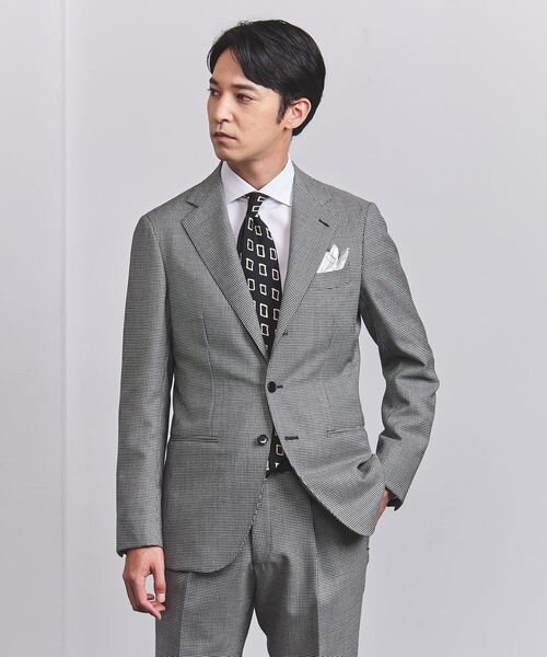 グレーのスーツを着た男性