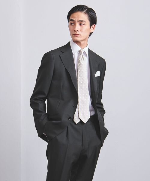黒スーツを着た男性