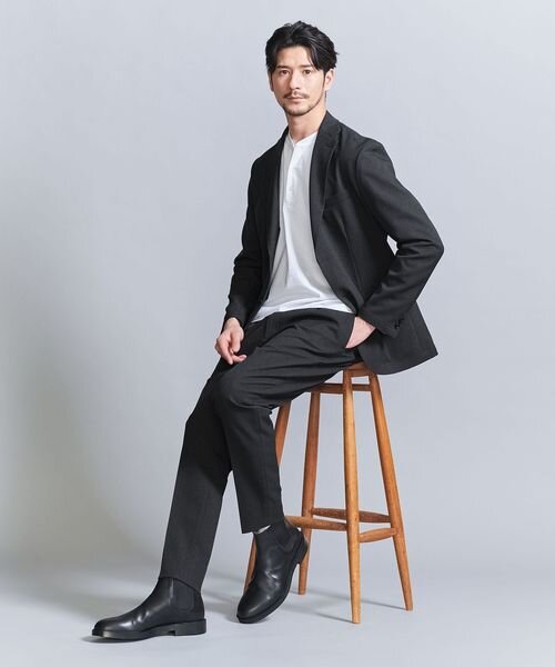 黒のセットアップを着た男性