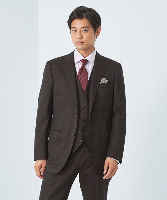 スリーピーススーツを着た男性