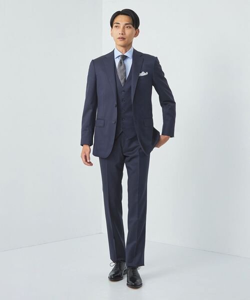 ネイビーのスーツを着た男性