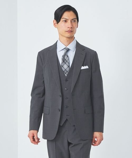 スリーピースを来た男性