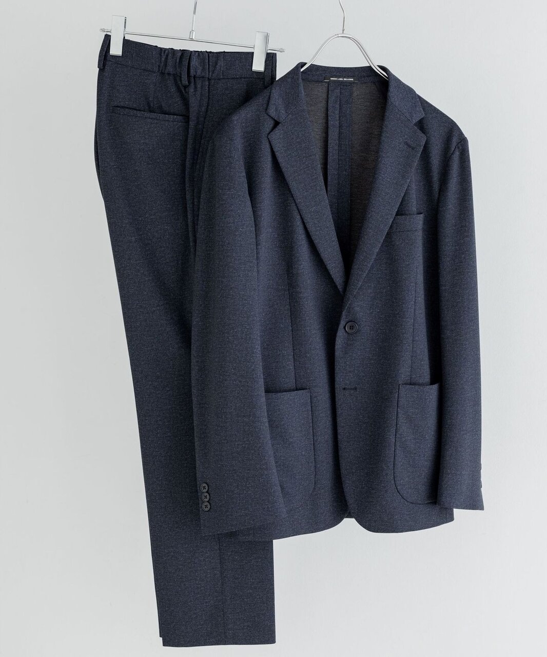 セットアップのジャケットとパンツ