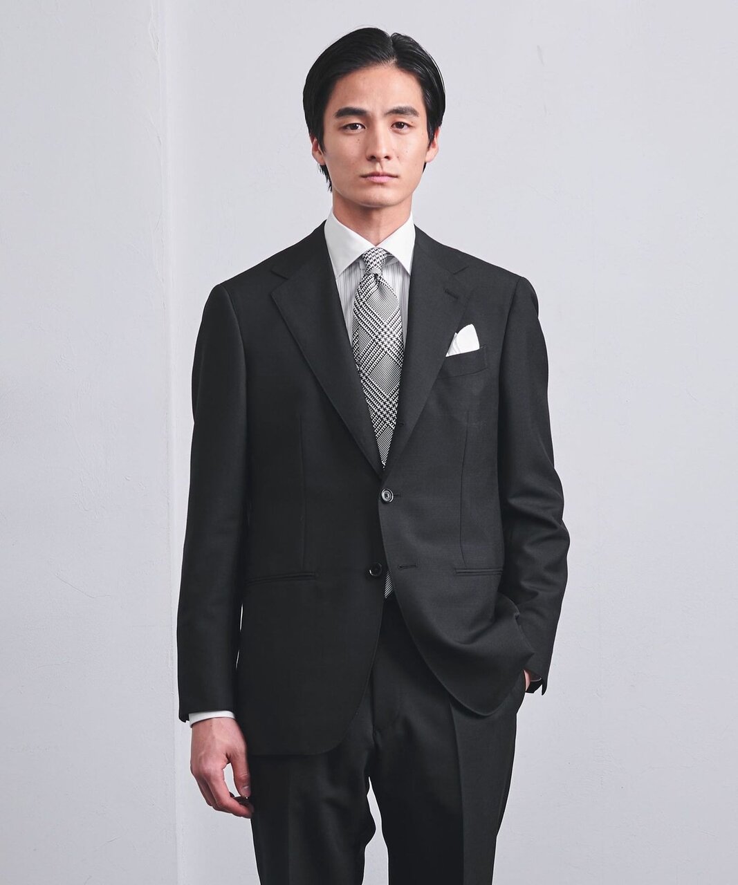 黒のスーツを着た男性