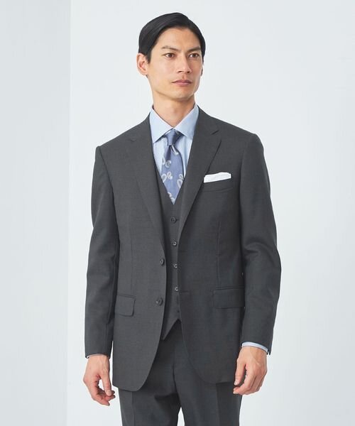グレーのスーツを着た男性
