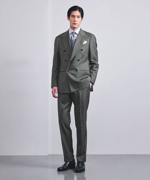 オリーブカラーのスーツを着た男性