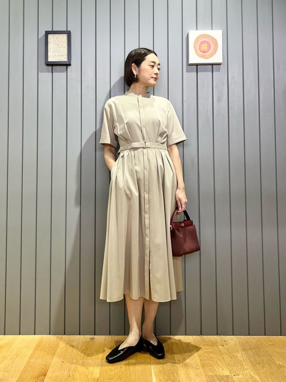 ベージュのワンピースを着た女性