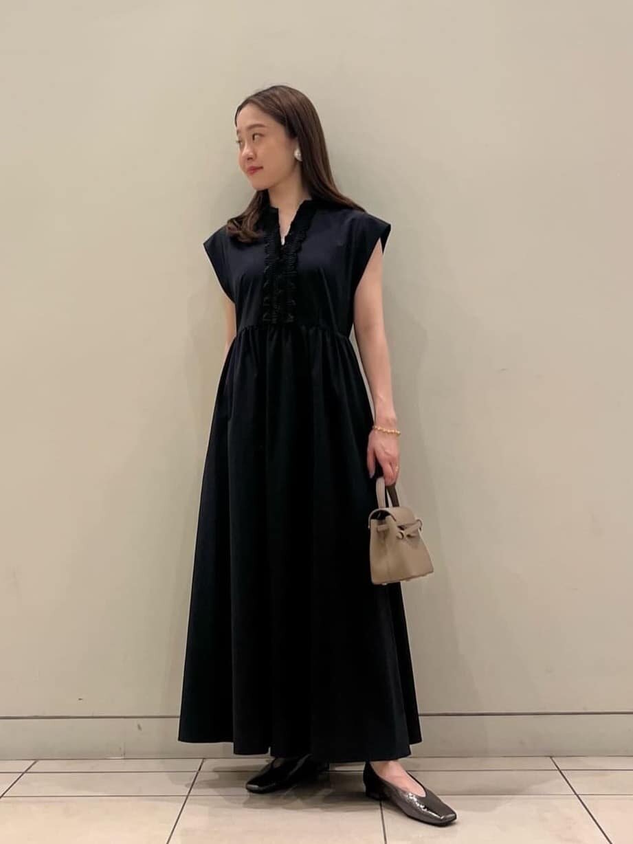 ベージュのワンピースを着た女性