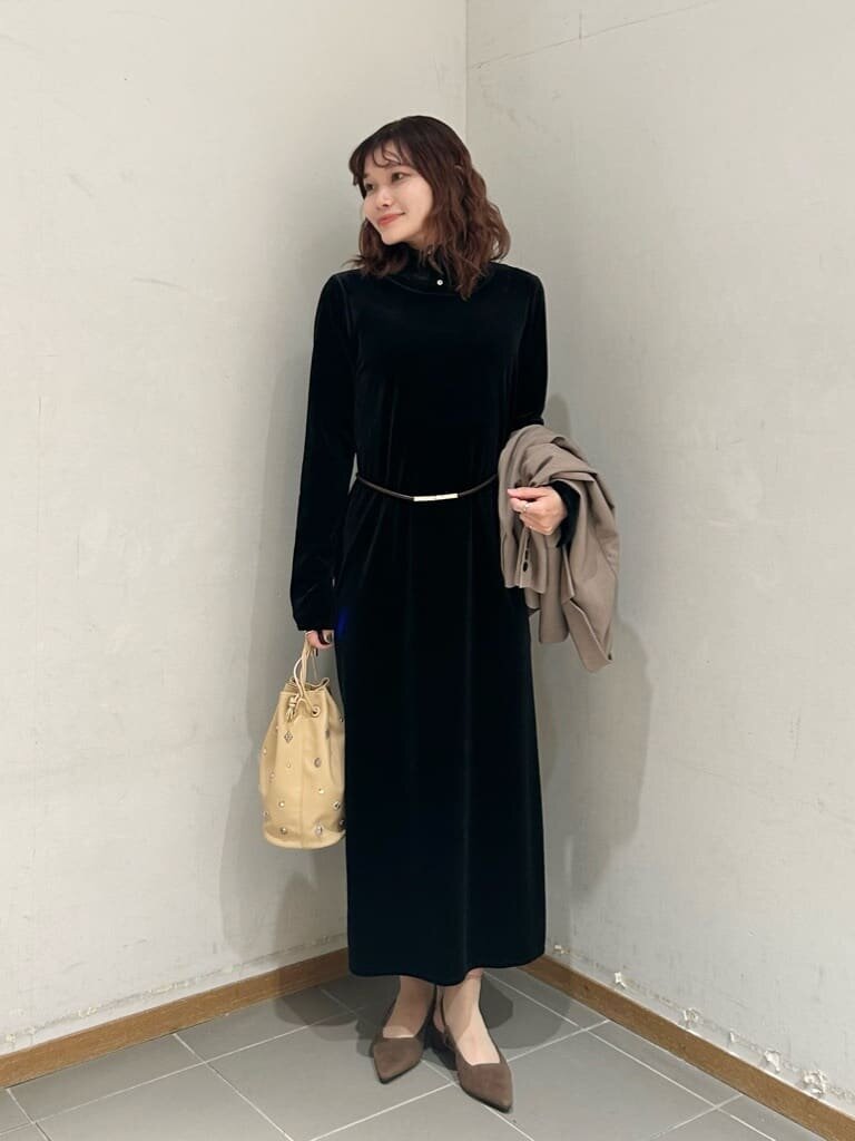 ベルベットワンピースを着た女性