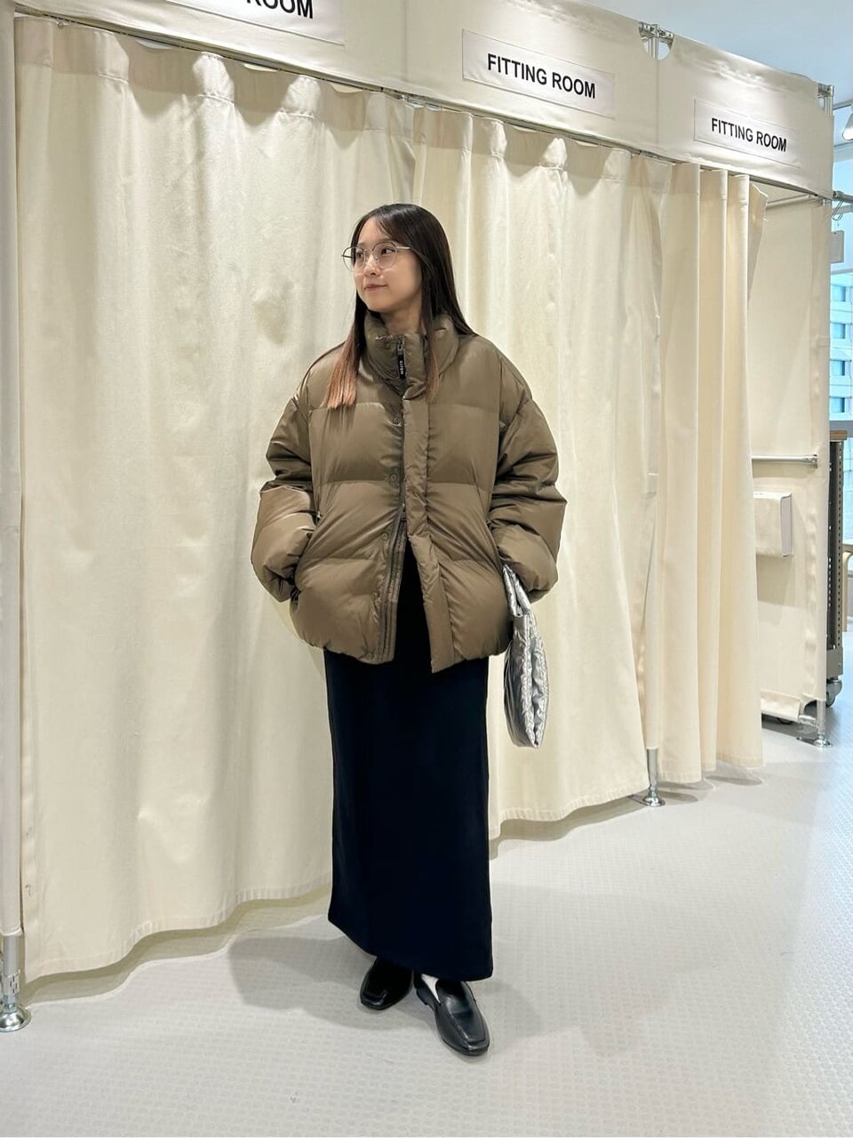 ダウンコートとワンピースを着た女性