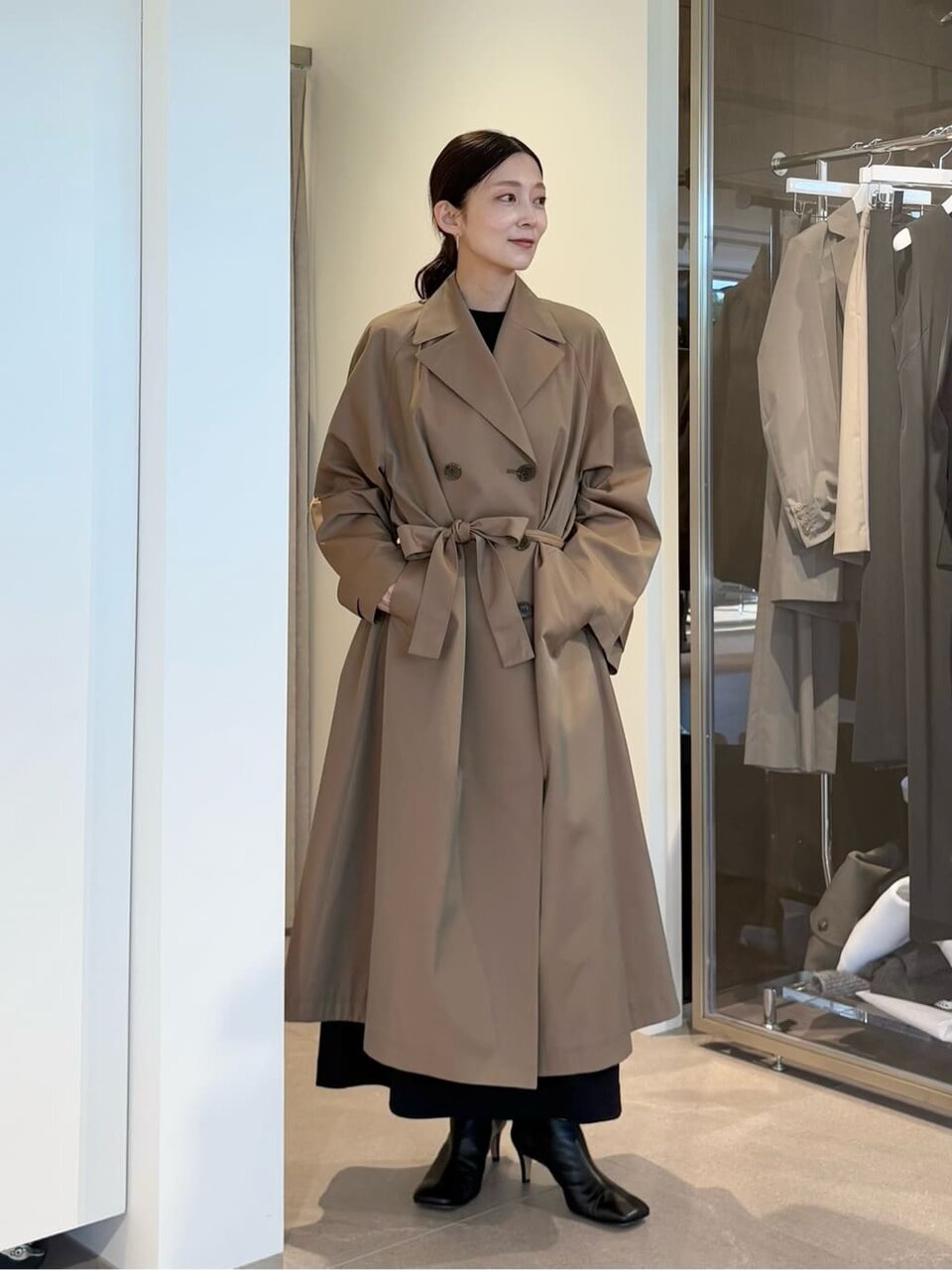 トレンチコートとワンピースを着た女性