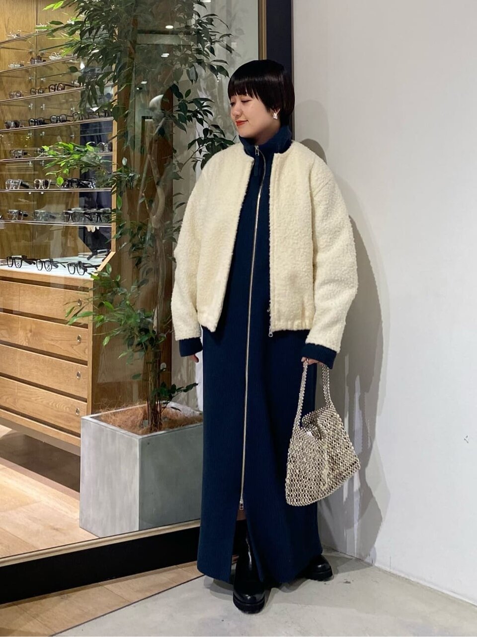 ボアブルゾンとワンピースを着た女性
