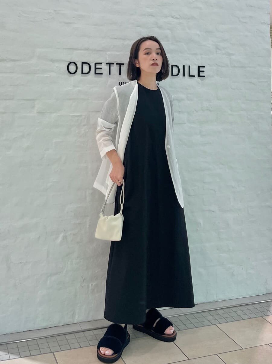 シアージャケットとワンピースを着た女性