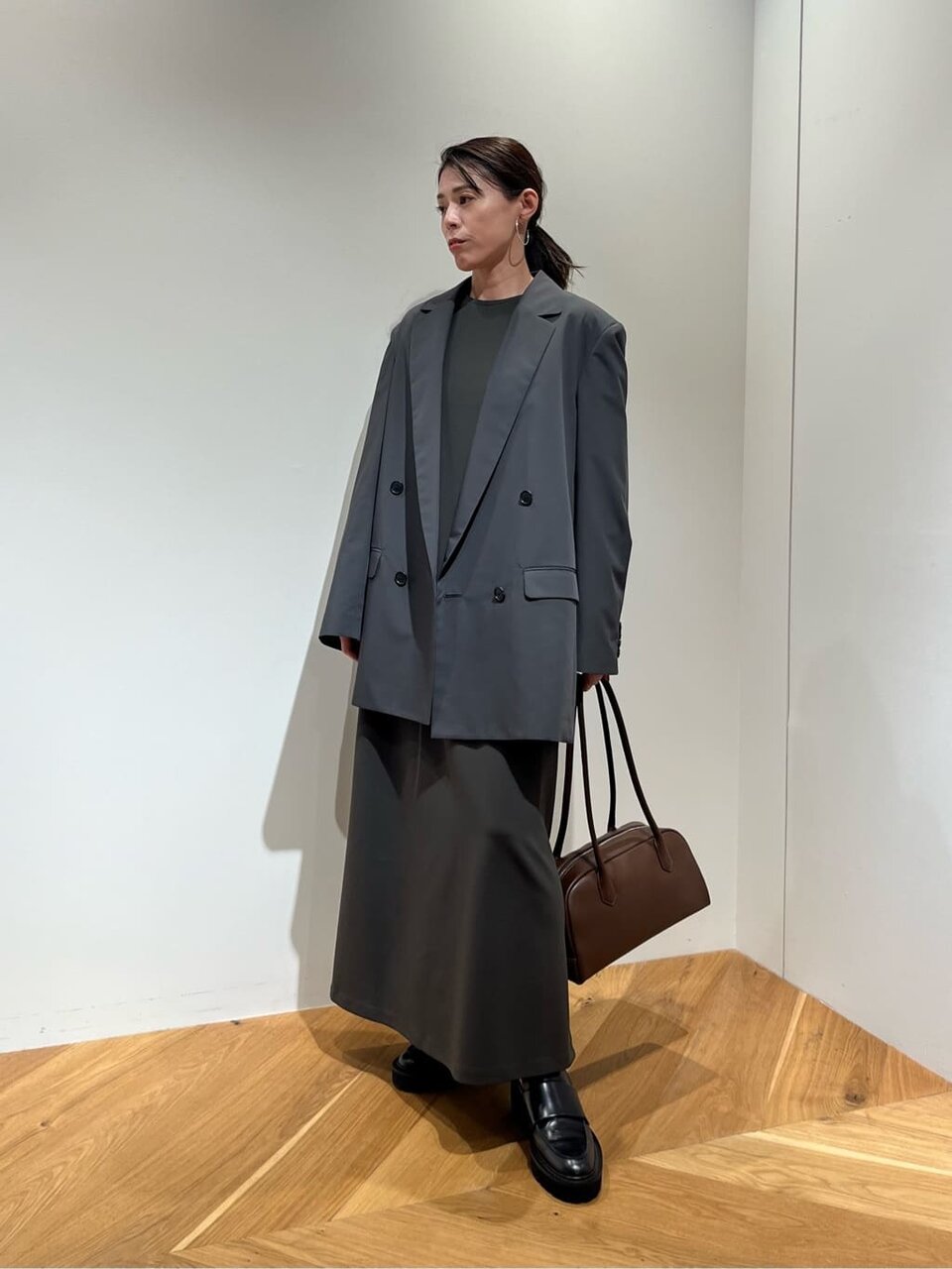 ジャケットとワンピースを着た女性