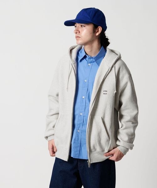 ジップアップスウェットフーディーを着た男性