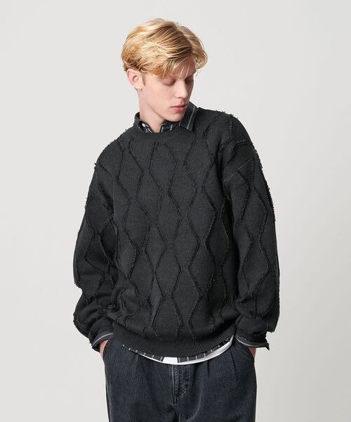 厚手のニットを着た男性