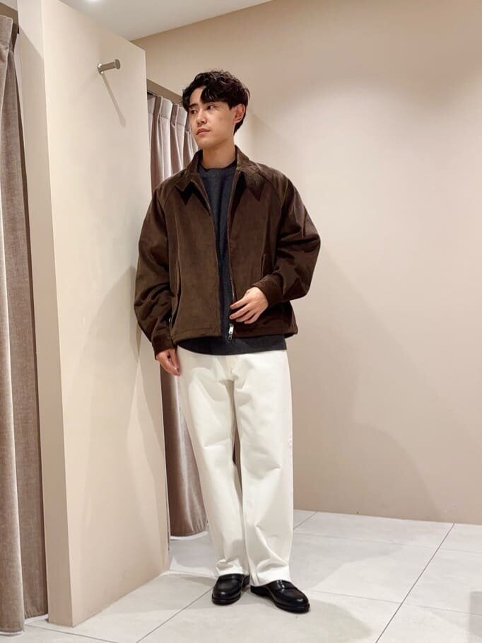 ブルゾン×デニムパンツのコーデ