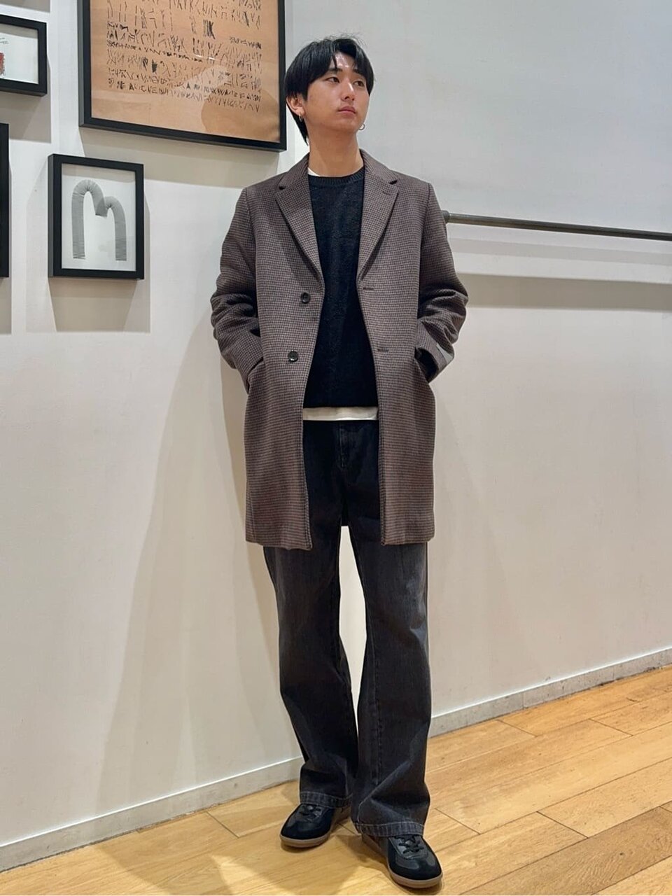 チェスターコート×デニムパンツのコーデ