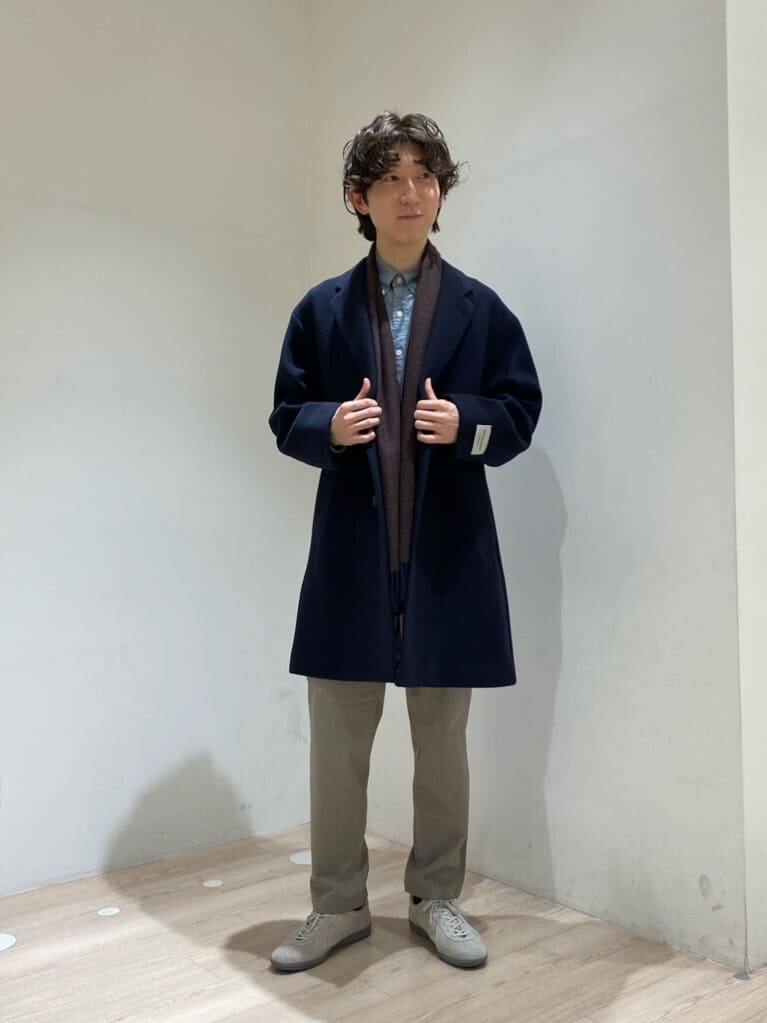 チェスターコート×テーパードパンツのコーデ