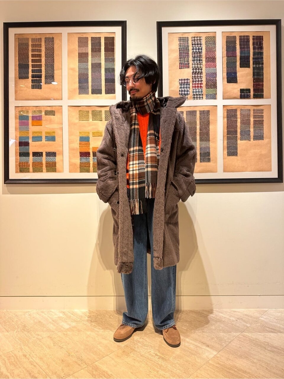 クルーネックニット×チェック柄マフラーのコーデ