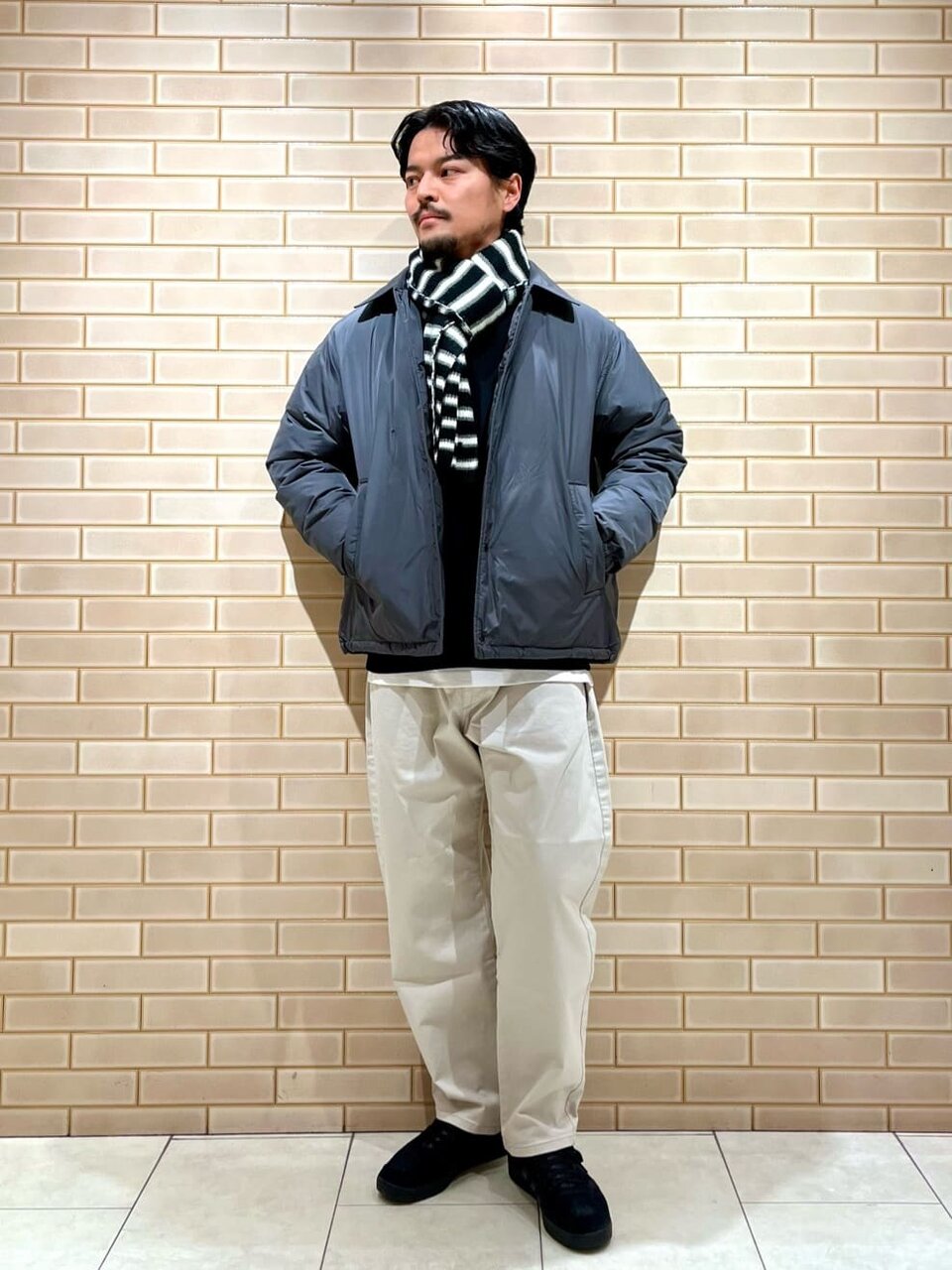 ダウンジャケット×ボーダー柄マフラーのコーデ