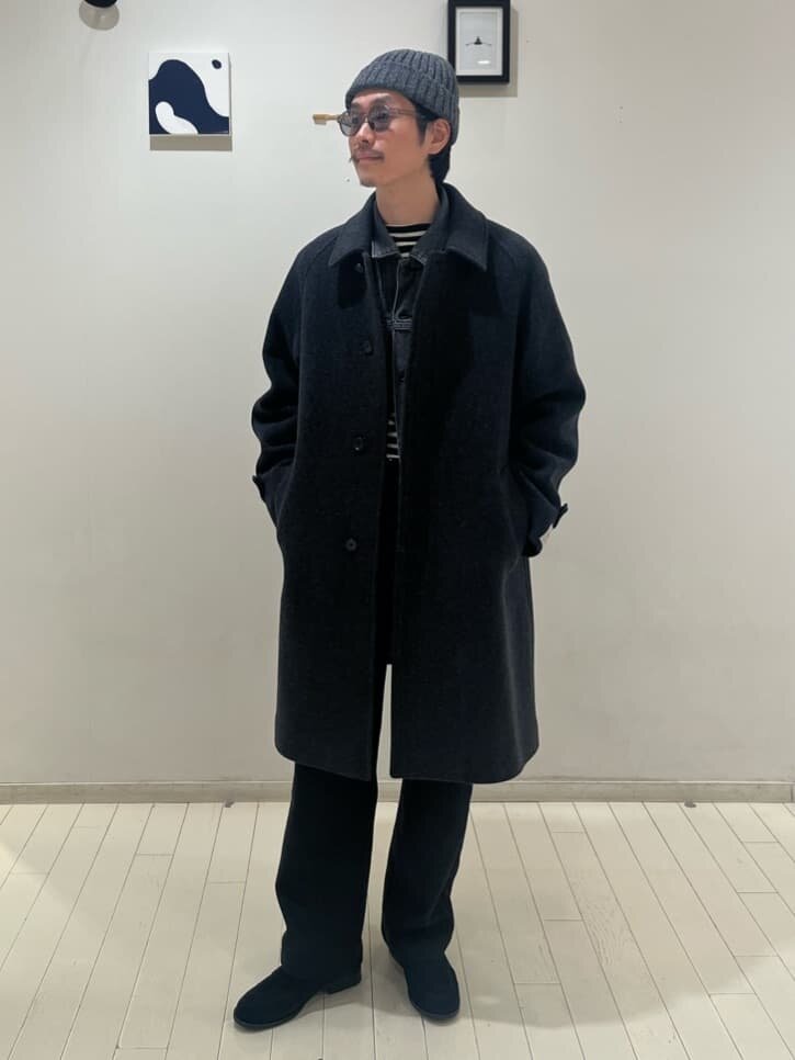ステンカラーコート×ニットキャップのコーデ