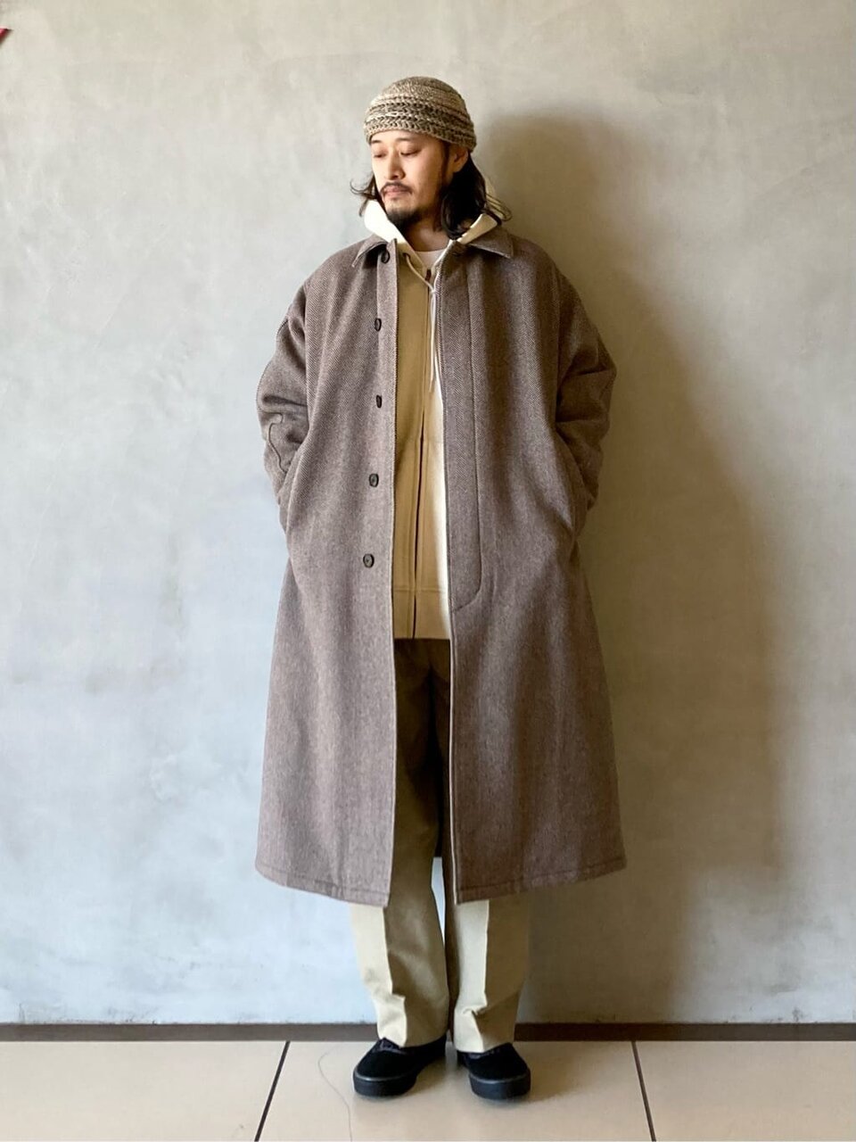 バルマカーンコート×ニットキャップのコーデ