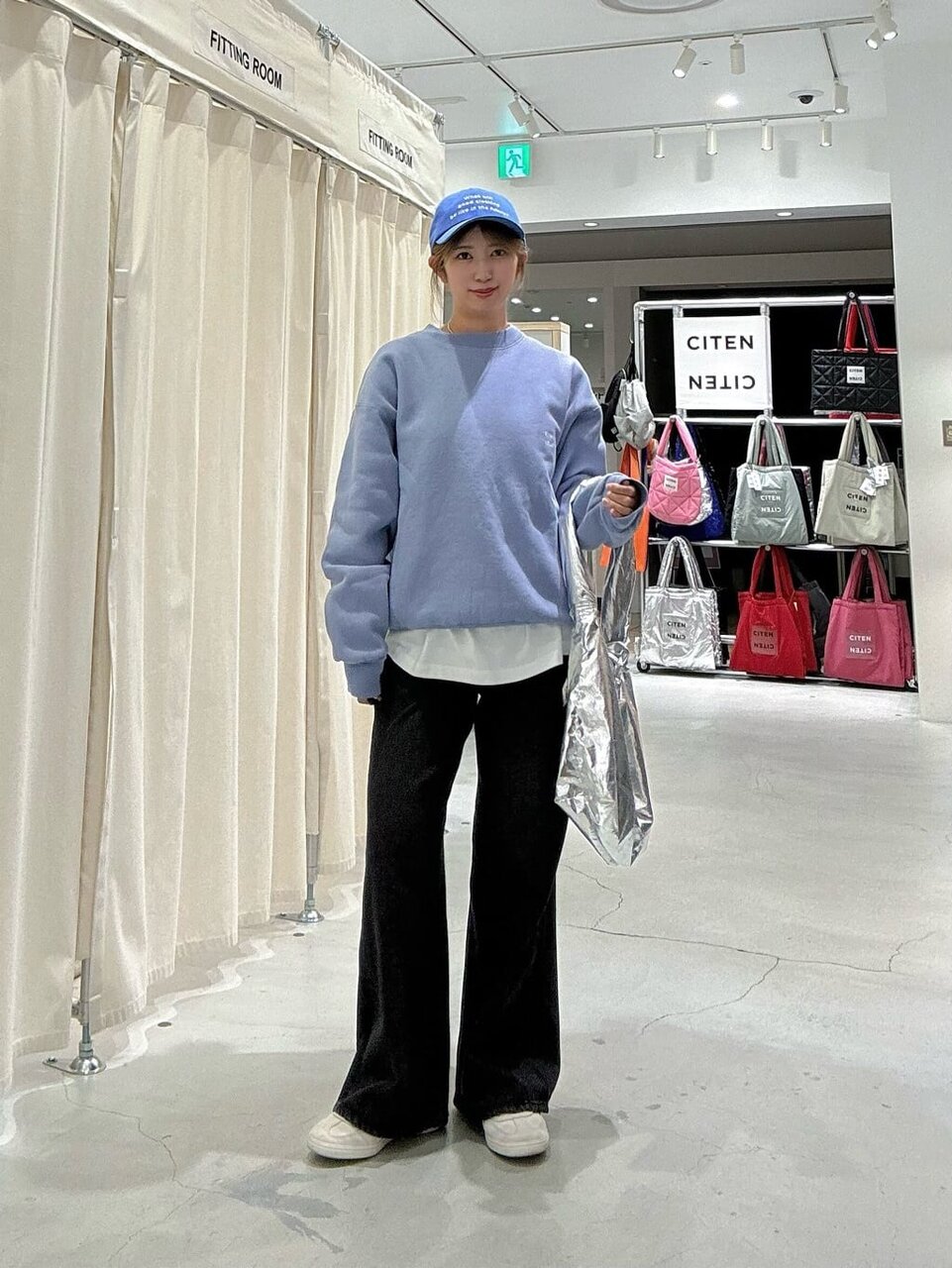 スウェット×デニムパンツのコーデ