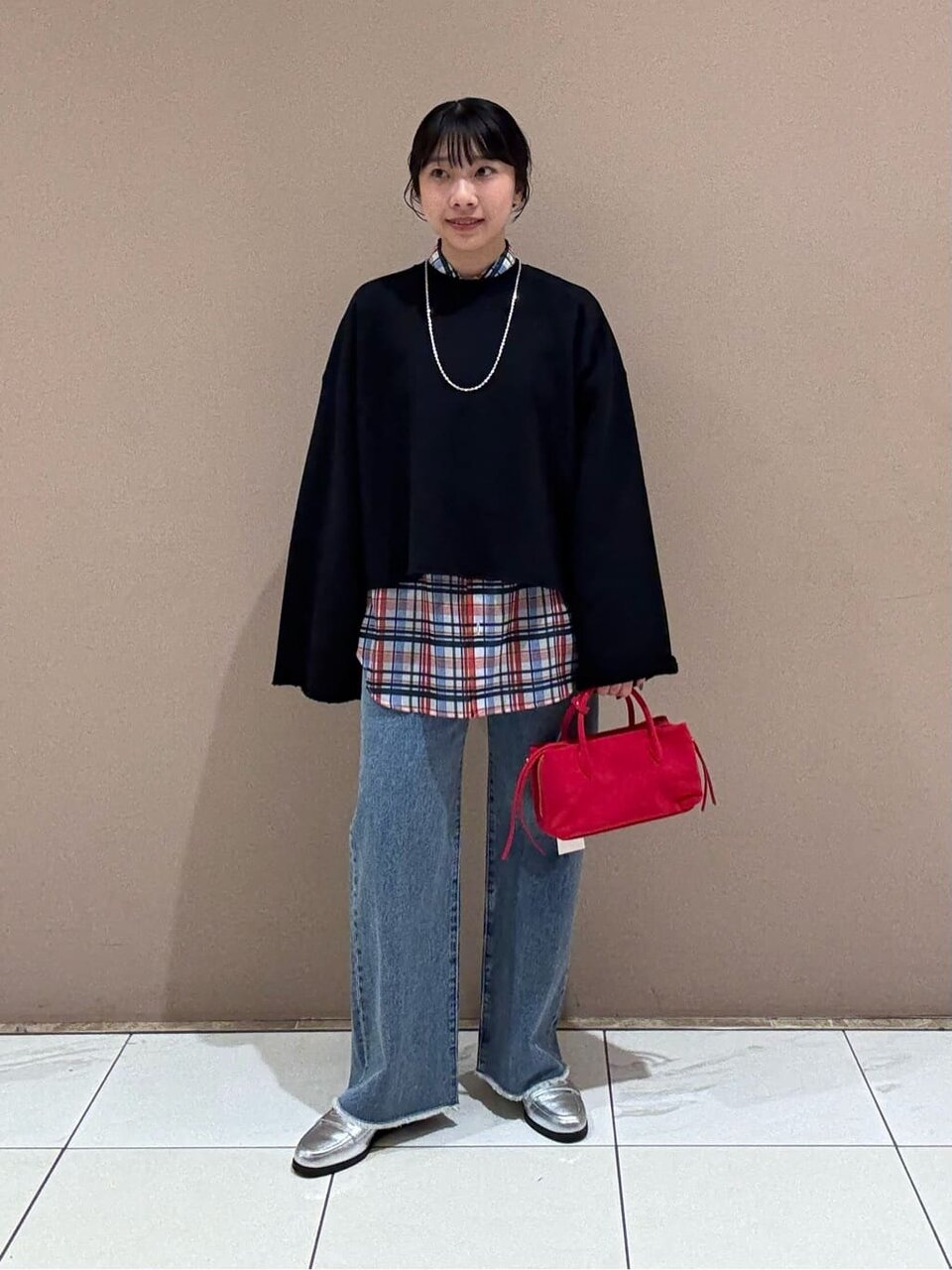 チェック柄のシャツ×黒のスウェットのコーデ