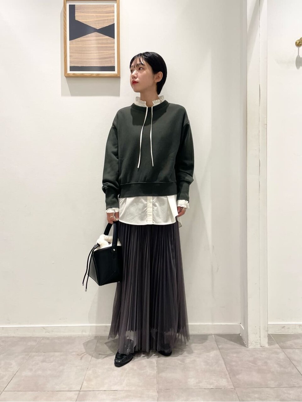 チェック柄のシャツ×黒のスウェットのコーデ