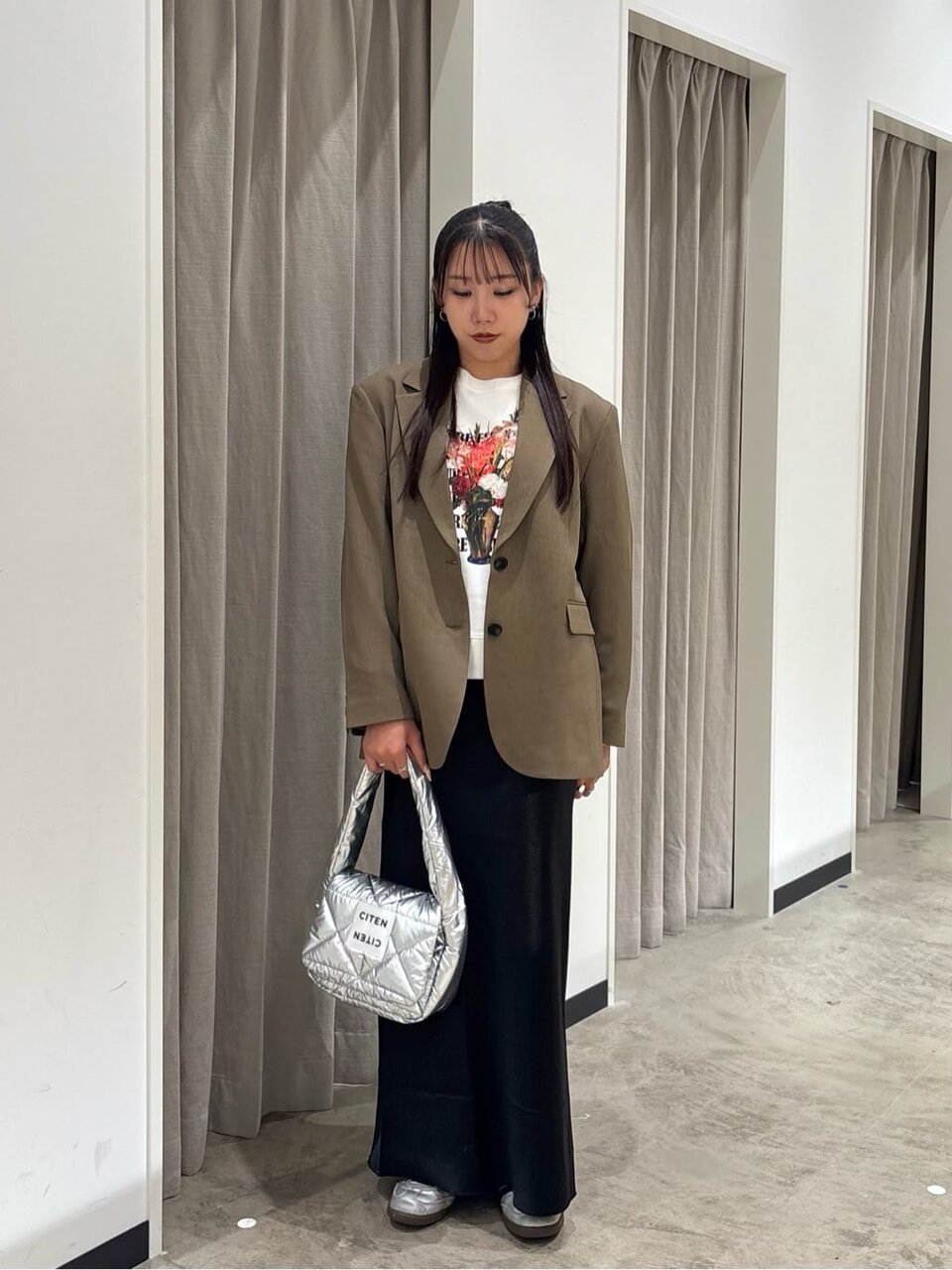 白のスウェット×モカのテーラードジャケットのコーデ