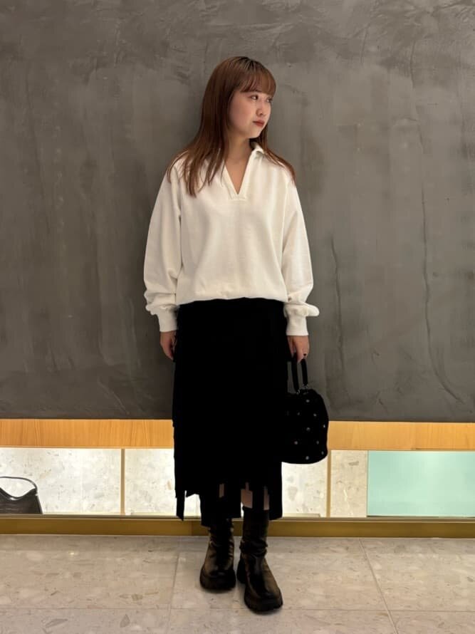 白のスウェット×黒のフリンジスカートのコーデ