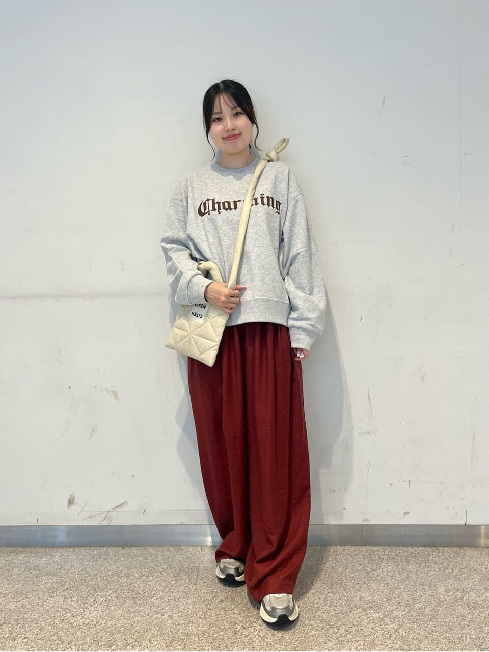 グレーのスウェット×ワインのイージーパンツ